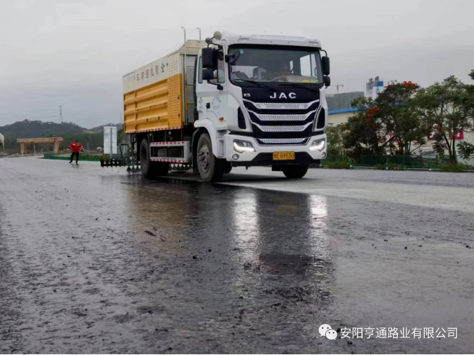 祝賀我司深汕西項(xiàng)目透層、封層試驗(yàn)段圓 滿成功