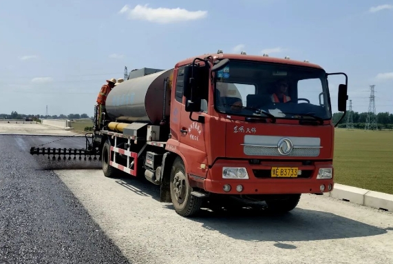 許信高速透層、封層和瀝青下面層試驗(yàn)段攤鋪圓 滿成功